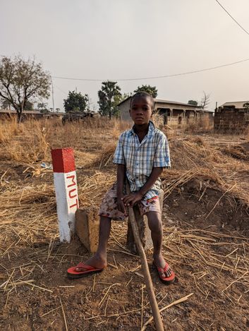 Der kleine Junge mit dem Stock.jpg